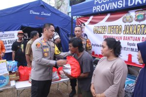 Polres Metro Jakbar Salurkan 400 Paket Bantuan dan Layanan Dokumen Hilang untuk Korban Kebakaran Kalianyar