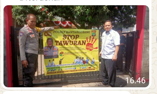 Bhabinkamtibmas Bantargebang Pasang Spanduk “STOP TAWURAN” di SMP PGRI