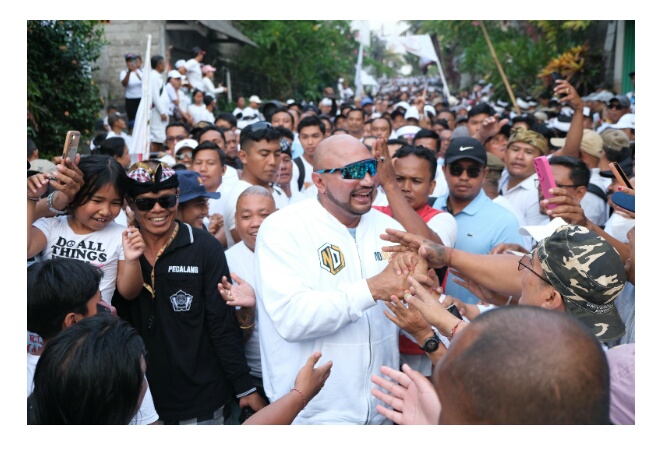 Pembina Relawan De Gadjah, Made Muliawan Arya Mengadakan Jalan Sehat Bahagia