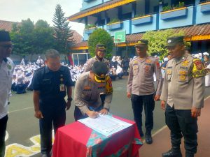 Deklarasi Bersama 63 Kepala Sekolah Dan Ketua Osis Pelajar Se Kec Kalideres, Polsek Kalideres Ajak Pelajar Wujudkan Sekolah Bebas Kekerasan