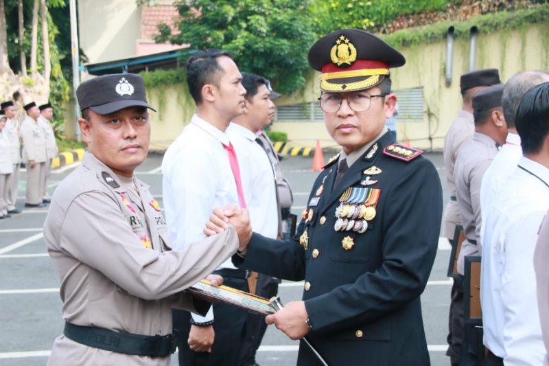 Kapolres Metro Jakarta Utara Pimpin Upacara Hari Pahlawan dan Pemberian Penghargaan untuk Personel Berprestasi