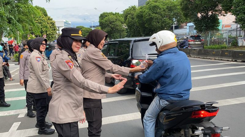 Kapolsek Matraman Bersama Mahasiswa UIJ Gelar Bakti Sosial Pembagian Takjil dan Air Mineral di Bulan Suci Ramadhan