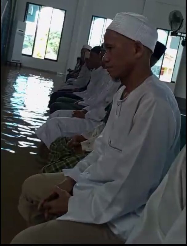 Mesjid Raja Para Jemaah Tidak Bisa Melakukan Sholat Jum’at Berjama’ah Karena Terendam Air